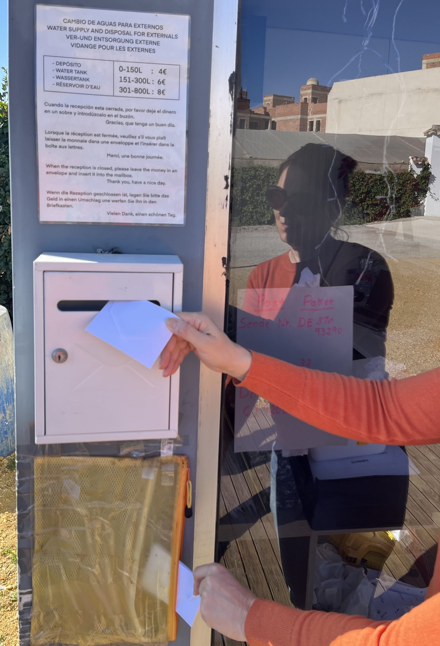 Buzón para meter sobre con dinero cuando esta cerrado